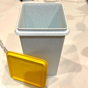 Tupperware 1315 cracker saver